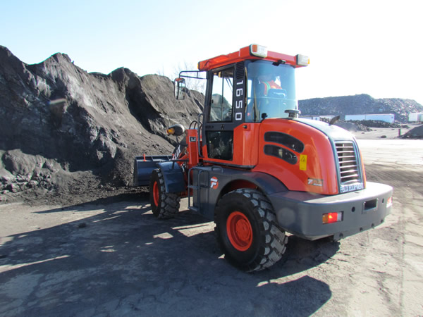 Wheel loader 1650 scooping rock at the quarry