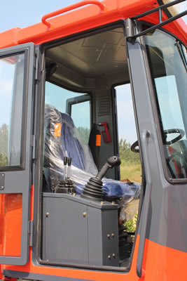 Wheel loader 1650 cab seat from right side